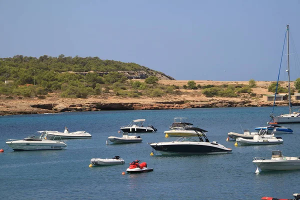 イビサ島 バレアレス諸島 スペイン 2021年8月30日 夏の終わりにイビザの入り江の風景 — ストック写真