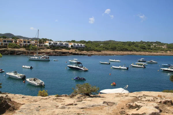 İbiza, Balear Adaları, İspanya, 30 Ağustos 2021: yaz sonunda İbiza koylarının manzarası