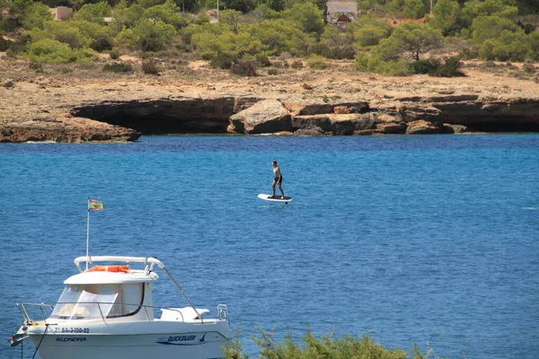 İbiza, Balear Adaları, İspanya, 30 Ağustos 2021: yaz sonunda İbiza koylarının manzarası