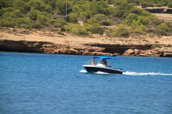 İbiza, Balear Adaları, İspanya, 30 Ağustos 2021: yaz sonunda İbiza koylarının manzarası