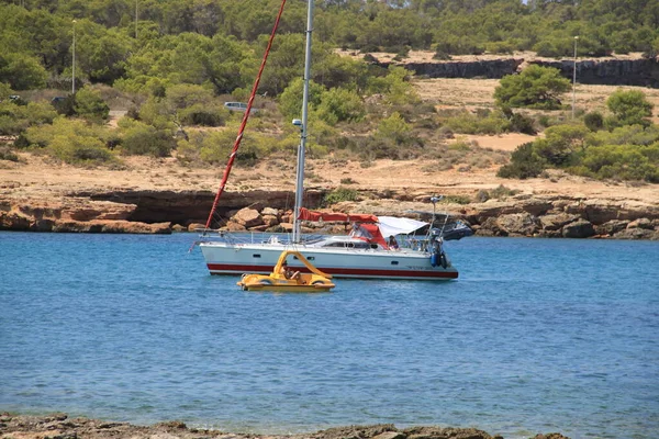 İbiza, Balear Adaları, İspanya, 30 Ağustos 2021: yaz sonunda İbiza koylarının manzarası