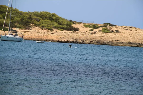 İbiza, Balear Adaları, İspanya, 30 Ağustos 2021: yaz sonunda İbiza koylarının manzarası