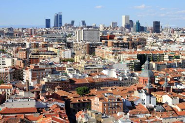 Madrid, İspanya, 17 Ağustos 2020: Ağustos 2020 'deki salgın sırasında Madrid' in panoramik manzarası