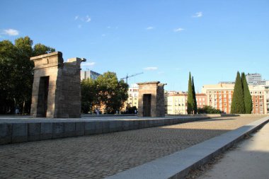 Madrid, İspanya, 17 Ağustos 2020: Debod Tapınağı, MÖ 2. yüzyıldan kalma bir Mısır tapınağıdır. D. C. Plaza de Espaa yakınlarındaki Parque del Cuartel de la Montaa 'ya yerleştirildi..