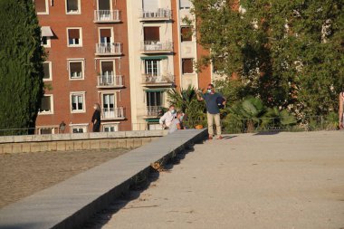 Madrid, İspanya, 17 Ağustos, 2020: Madrid 'deki bir parkta maske takan turistler