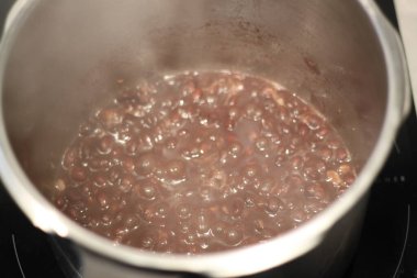 biber ile ev yapımı kırmızı fasulye güveç