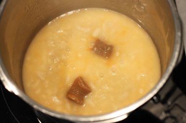 Geleneksel İspanyol yemekleri, beyaz arka planda izole edilmiş sucuklu fasulye ve patates. Üst görünüm.