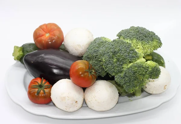 Zucchini Aubergine Brokoli Tomat Dan Jamur Atas Nampan Putih Makanan — Stok Foto