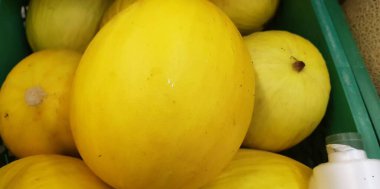 Pazarda satılık kavunlar