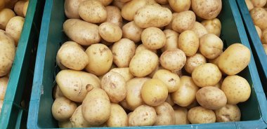 Kutuda çiğ sarı patates demet