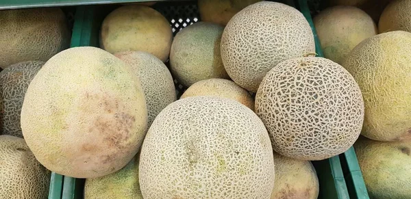 Pazarda satılık kavunlar