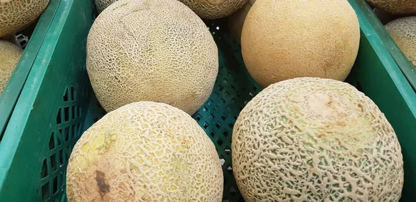 Pazarda satılık kavunlar