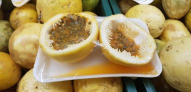 Brezilya, Güney Amerika 'da bir pazarda satılık tutku meyvesi