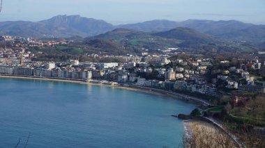 Güzel bir kış gününde, San Sebastian 'ın (Donostia) panoramik hava manzarası, İspanya