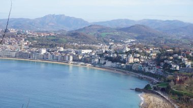 Güzel bir kış gününde, San Sebastian 'ın (Donostia) panoramik hava manzarası, İspanya