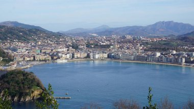 Güzel bir kış gününde, San Sebastian 'ın (Donostia) panoramik hava manzarası, İspanya