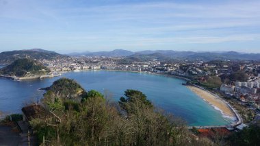 Güzel bir kış gününde, San Sebastian 'ın (Donostia) panoramik hava manzarası, İspanya