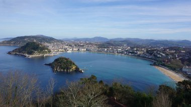 Güzel bir kış gününde, San Sebastian 'ın (Donostia) panoramik hava manzarası, İspanya