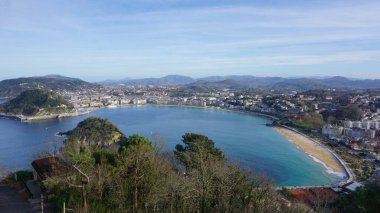 Güzel bir kış gününde, San Sebastian 'ın (Donostia) panoramik hava manzarası, İspanya