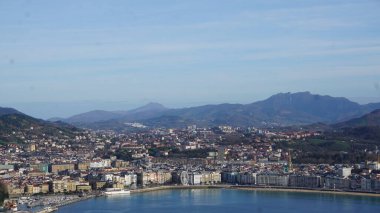 Güzel bir kış gününde, San Sebastian 'ın (Donostia) panoramik hava manzarası, İspanya