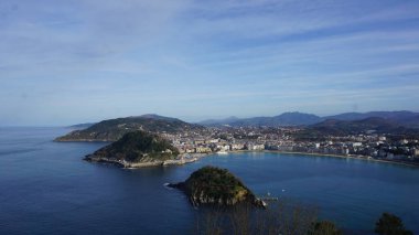 Güzel bir kış gününde, San Sebastian 'ın (Donostia) panoramik hava manzarası, İspanya