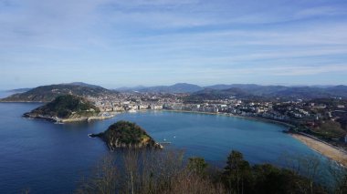 Güzel bir kış gününde, San Sebastian 'ın (Donostia) panoramik hava manzarası, İspanya