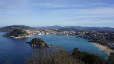 Güzel bir kış gününde, San Sebastian 'ın (Donostia) panoramik hava manzarası, İspanya