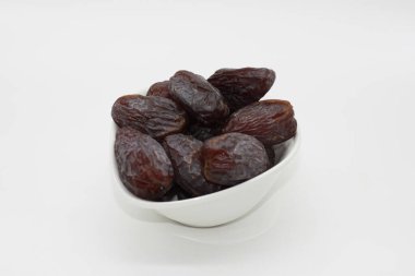 Lezzetli kurutulmuş hurma kasesi.