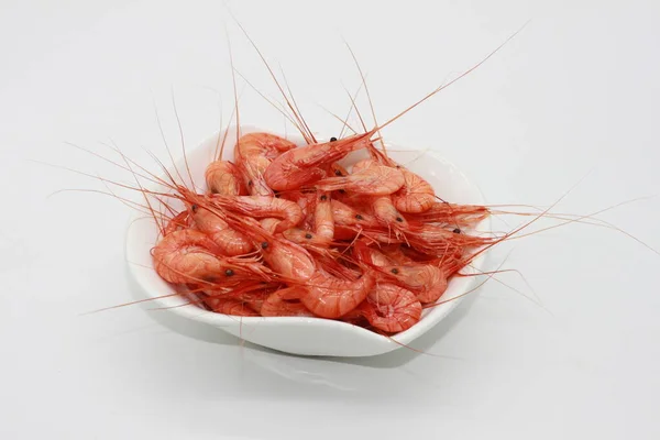Cooked Fresh Shrimp White Plate White Background Copy Space Flat — 图库照片