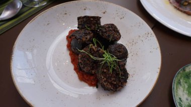 Eski domates soslu ızgara puding.