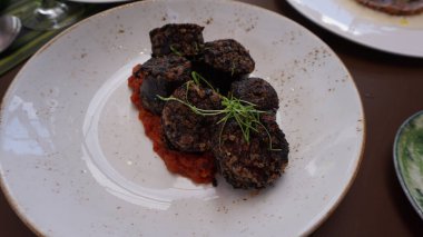 Eski domates soslu ızgara puding.