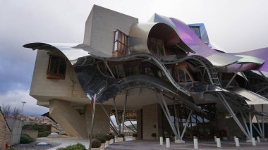 Elciego, İspanya - 6 Ağustos 2020: Alava, Bask ülkesinde Marques de Riscal şaraphanesi. Fütürist bina ve lüks otel ünlü mimar Frank Gehry tarafından tasarlandı.