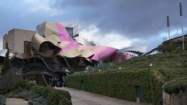 Elciego, İspanya - 6 Ağustos 2020: Alava, Bask ülkesinde Marques de Riscal şaraphanesi. Fütürist bina ve lüks otel ünlü mimar Frank Gehry tarafından tasarlandı.