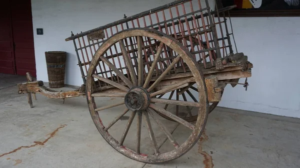 Old Cart Transporting Grapes Wine Cellar — Fotografia de Stock