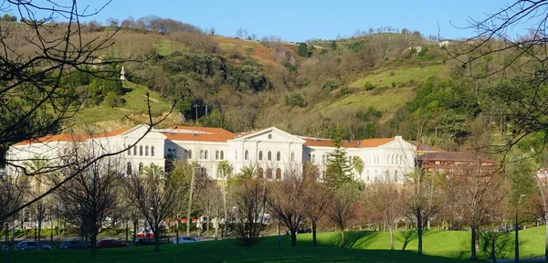 Épület University Deusto Mellett Folyó Bilbao Egy Napsütéses Napon Spanyolország — Stock Fotó