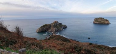 İspanya 'nın kuzey sahilinin gün batımında, Avrupa' nın Bask ülkesindeki bir kale olan San Juan de Gaztelugatxe adasının güzel manzarası.