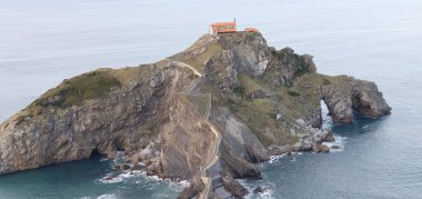 İspanya 'nın kuzey sahilinin gün batımında, Avrupa' nın Bask ülkesindeki bir kale olan San Juan de Gaztelugatxe adasının güzel manzarası.