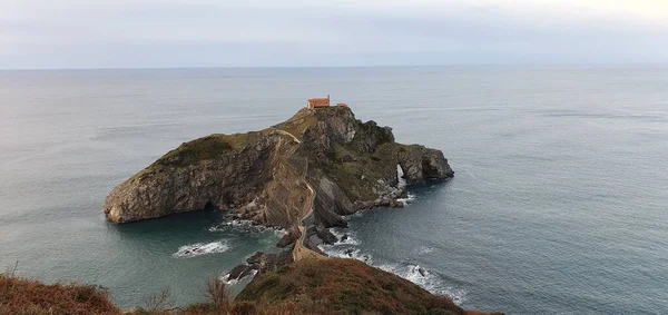 İspanya 'nın kuzey sahilinin gün batımında, Avrupa' nın Bask ülkesindeki bir kale olan San Juan de Gaztelugatxe adasının güzel manzarası.