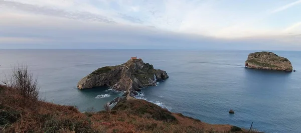 İspanya 'nın kuzey sahilinin gün batımında, Avrupa' nın Bask ülkesindeki bir kale olan San Juan de Gaztelugatxe adasının güzel manzarası.