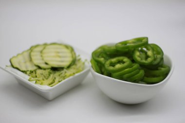 kabak tadı, biber ve kabak dilimleri beyaz arka planda izole edilmiş.