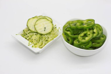 kabak tadı, biber ve kabak dilimleri beyaz arka planda izole edilmiş.