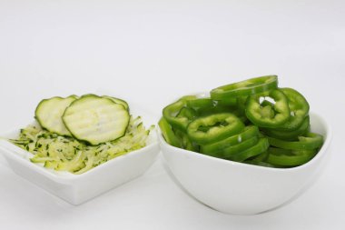 kabak tadı, biber ve kabak dilimleri beyaz arka planda izole edilmiş.