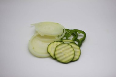 kabak, soğan ve dolmalık biber dilimleri beyaz arka planda izole edilmiş.