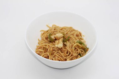 Beyaz arka planda izole edilmiş bir kasede erişte sebze ve hindi..