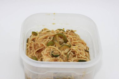 Sebzeli erişte, tepside hindi.