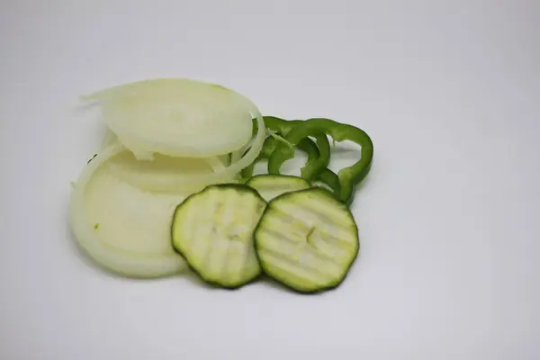 Zucchini Lök Och Paprika Skivor Isolerade Vit Bakgrund — Stockfoto