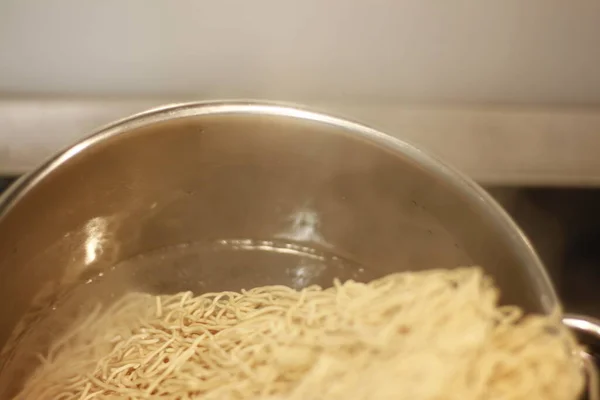 ステンレス製の鍋で麺を調理する — ストック写真