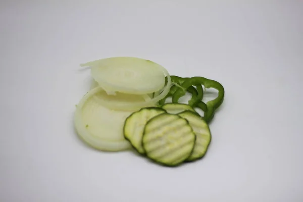 Zucchini Lök Och Paprika Skivor Isolerade Vit Bakgrund — Stockfoto