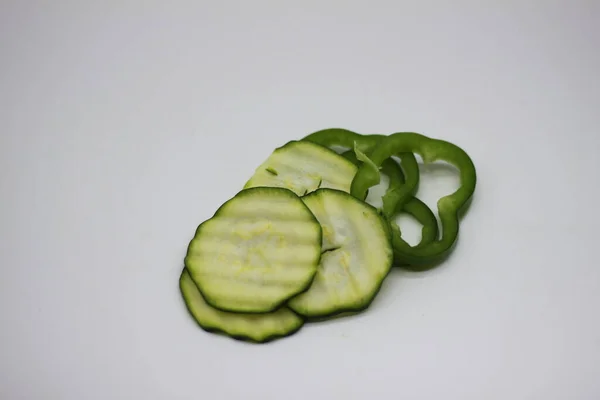 Zucchini Och Paprika Skivor Isolerad Vit Bakgrund — Stockfoto