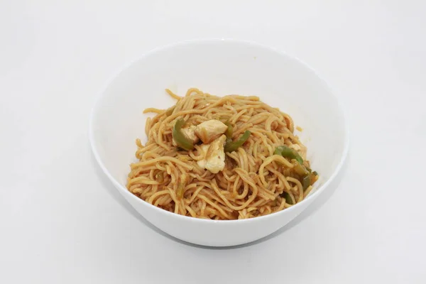 Noodles Groenten Kalkoen Een Kom Geïsoleerd Witte Achtergrond — Stockfoto